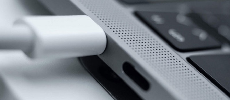 MacBook không sạc được pin do khe sạc hoặc cục sạc có vấn đề